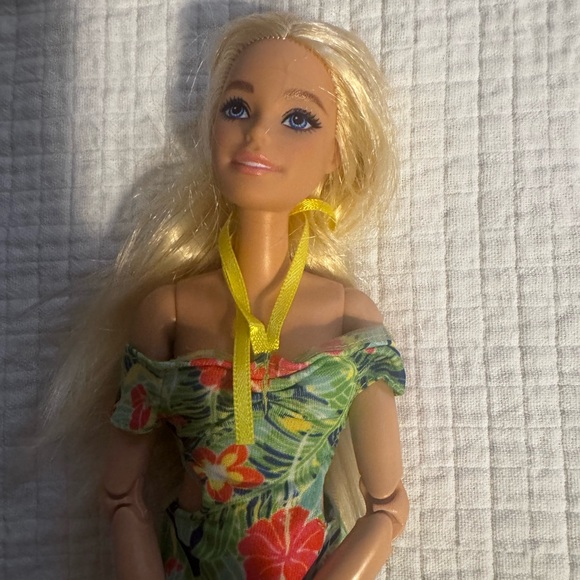 Barbie Made to Move Doll with Flexible Joints & Blonde Hair Blue Eyes W/ Outfit - Picture 4 of 12